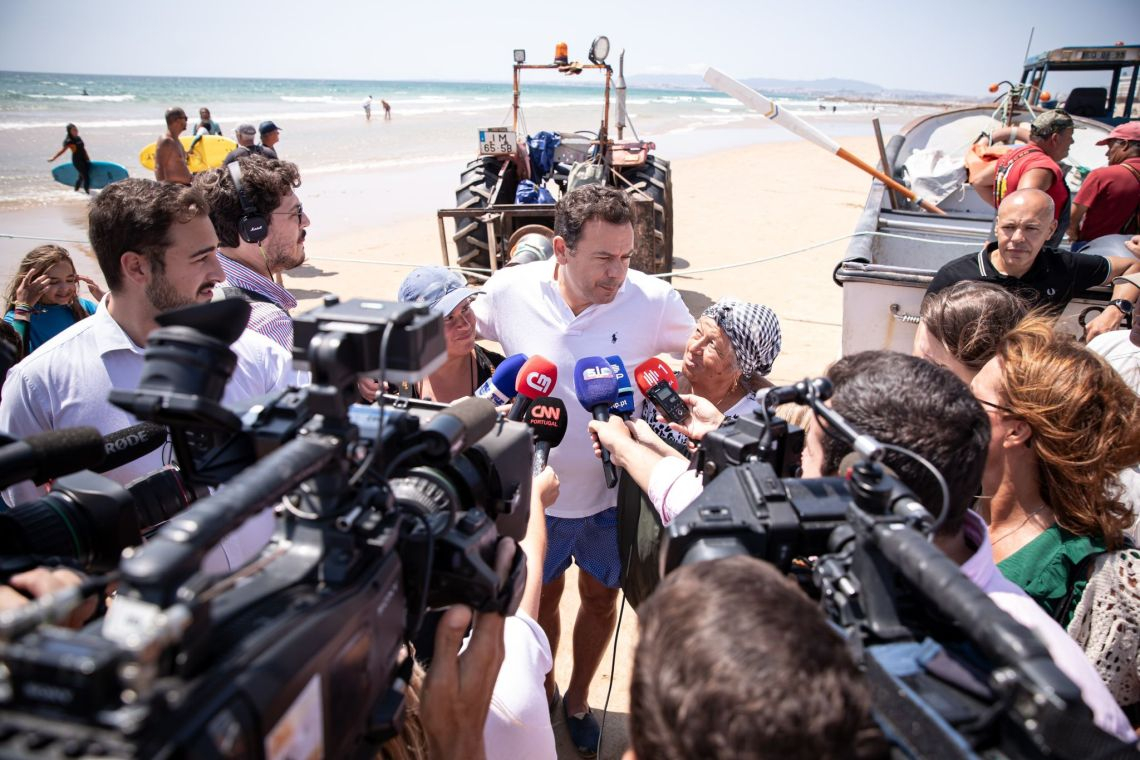 luis montenegro em alcochete com mariscadores